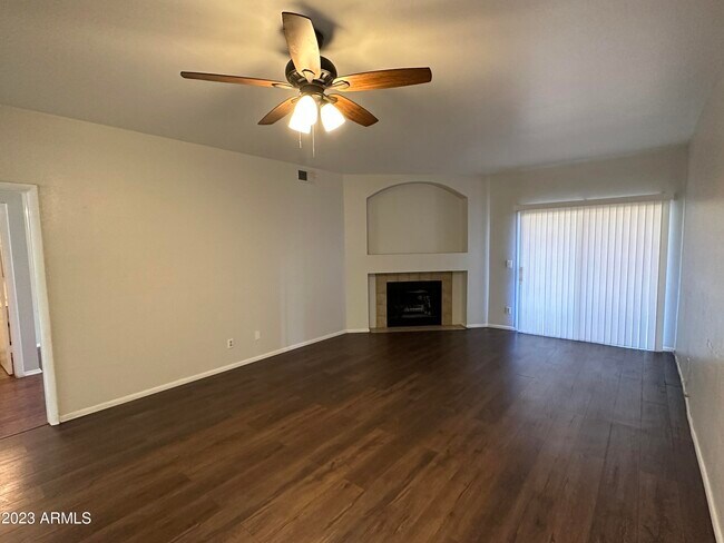 Building Photo - 930 N Mesa Dr