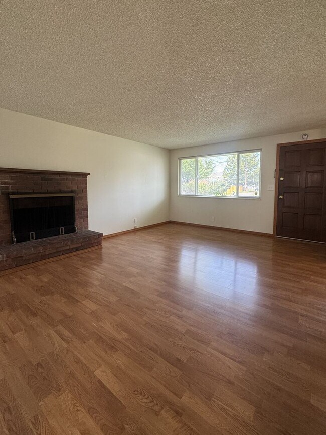 Building Photo - (KIE 1) 2-Bed, 1-Bath Duplex