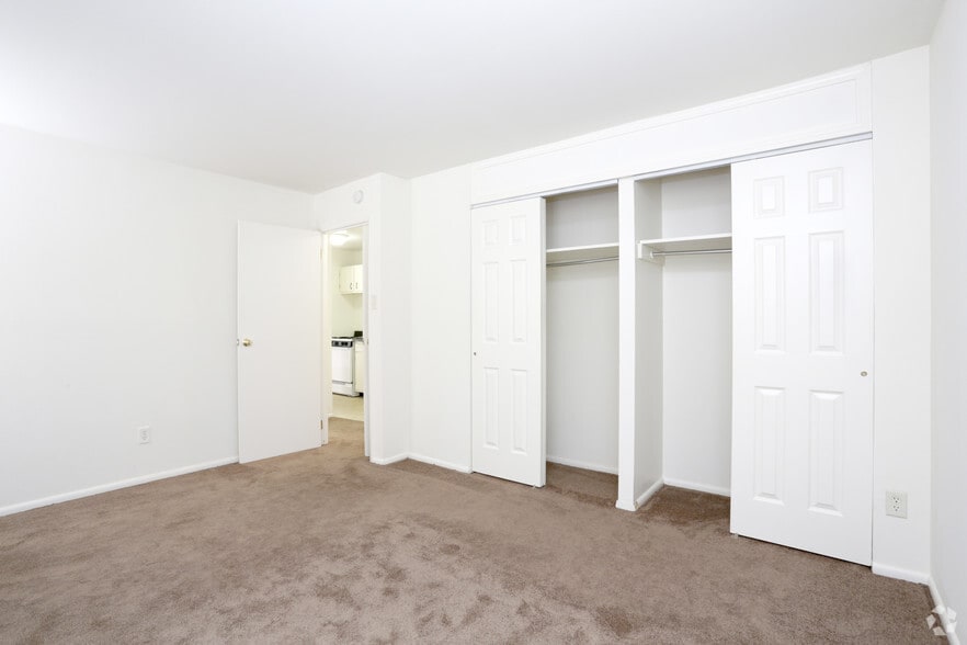 New Suburban Apartments 1400 Twombly Rd DeKalb IL 60115 Apartment