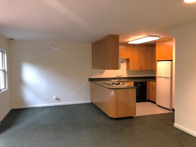 Building Photo - RENT REDUCTION -Spacious 4 bedroom with 3 full bathrooms. Well maintained, private 4-plex with la...