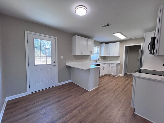 Building Photo - 3 Bedroom 2 bath home in downtown Port Wentworth