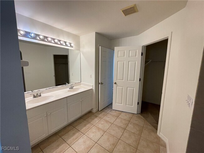 Building Photo - 1005 SW 32nd Terrace