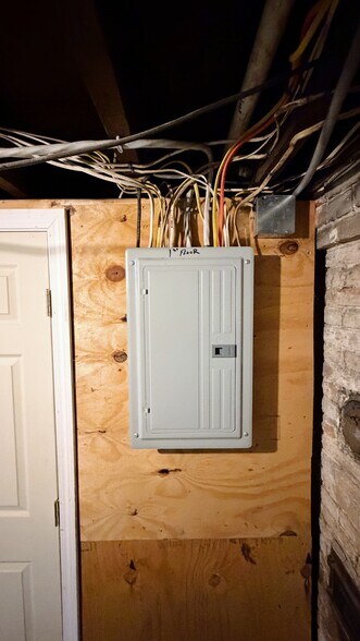 Building Photo - 554 Dubuque St