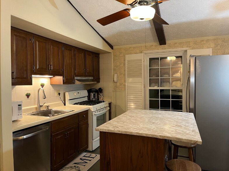 Building Photo - 210 Pinehurst Ln