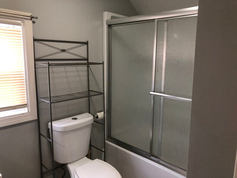 Building Photo - 10 Winsor St