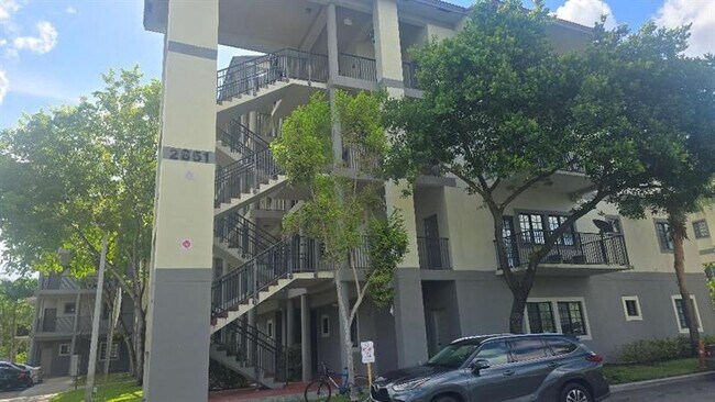 Building Photo - 2801 Riverside Dr