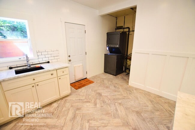 Building Photo - Spacious 1-Bedroom Retreat in Desirable Mo...