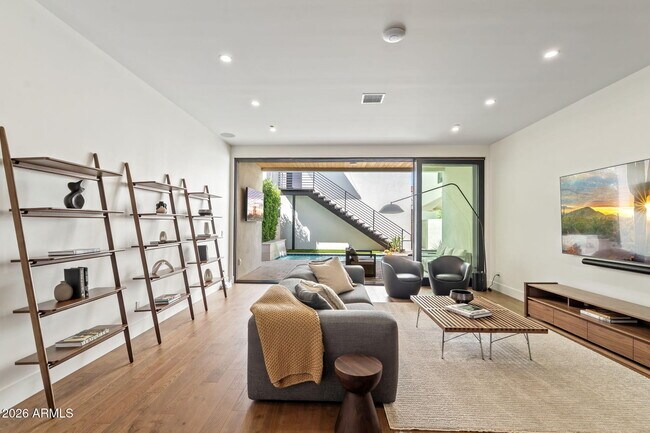 Building Photo - 6916 E 2nd St