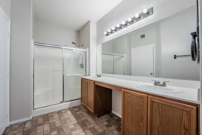 Building Photo - Gated Community Luxury Condo!