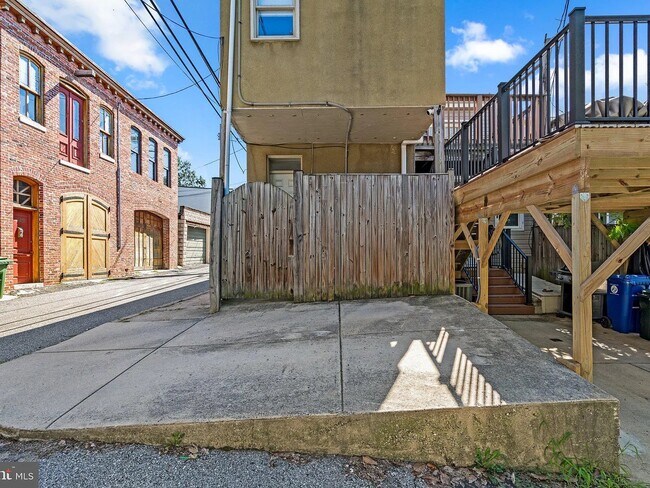 Building Photo - 18 S Madeira St
