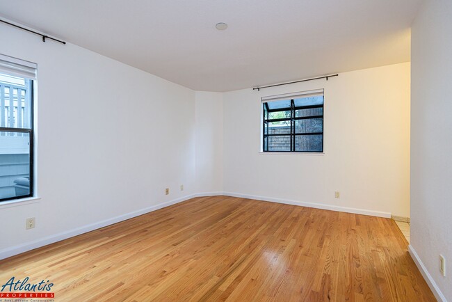Building Photo - Remodeled Condo | Downtown Palo Alto | Near Stanford