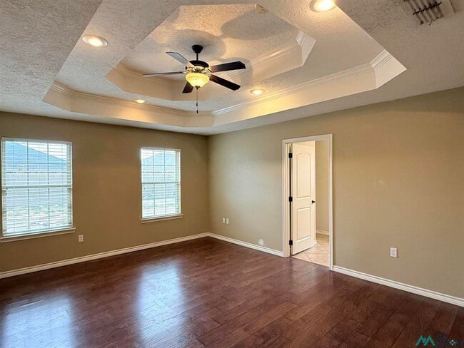Building Photo - 1347 Oakwood Cir