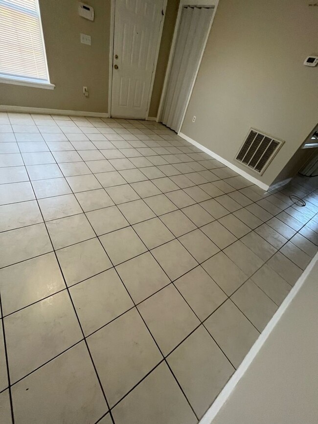 Building Photo - 3 Bedroom, 1 bathroom Duplex Winter Haven