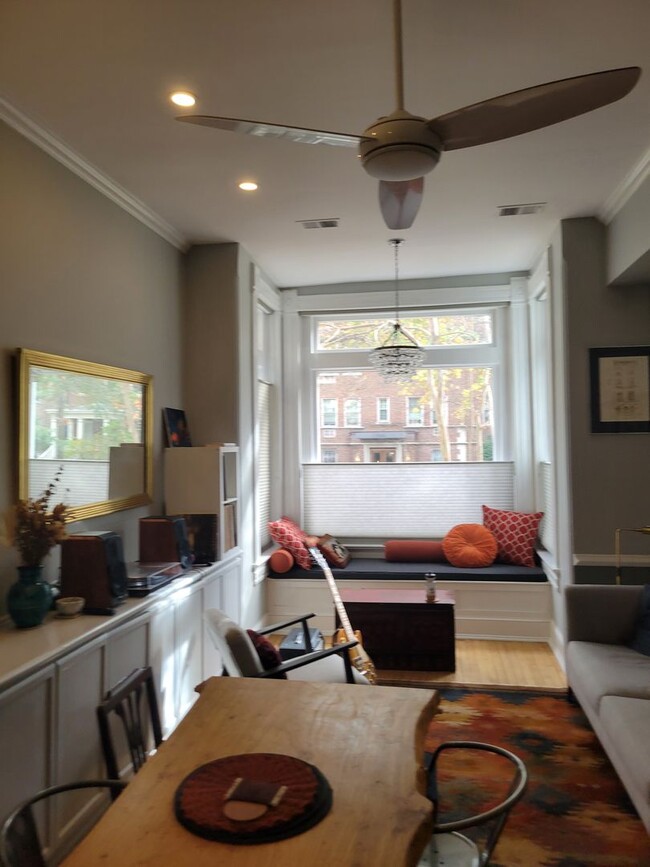 Building Photo - Charming 2 BR/1 BA Ground Level Condo Unit...