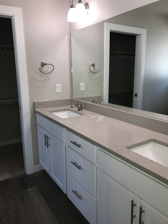 Building Photo - 3 bed/2 bath Craftsman Style Home, Private Development!!