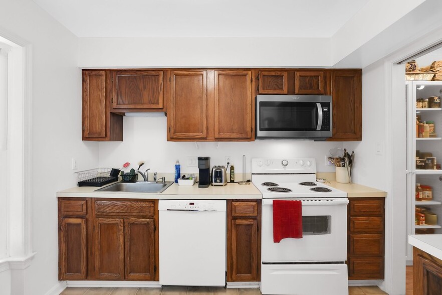 Building Photo - 3001 20th Ct S