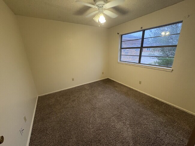 Building Photo - Move In Special For This Warm & Spacious L...