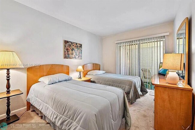 Building Photo - 2400 Lake Osborne Dr