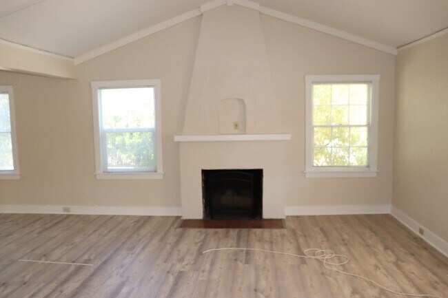 Building Photo - Single Family Home Centrally Located off H...