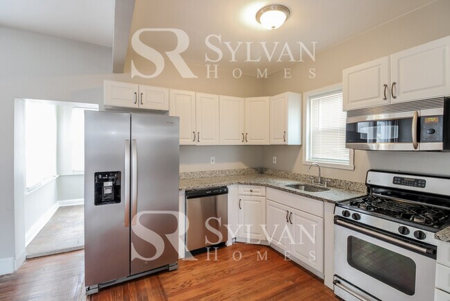 Building Photo - Charming 3BR Townhome