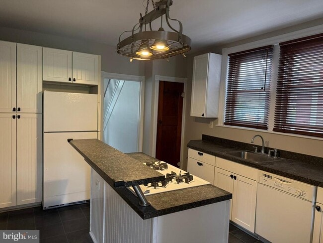 Building Photo - 134 W 8th Ave