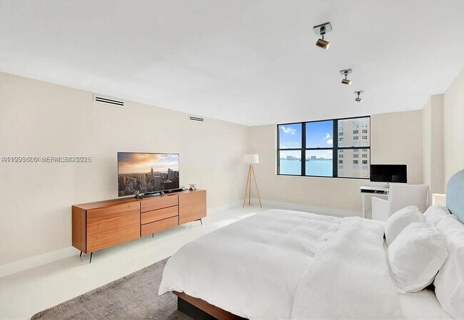 Building Photo - 1800 NE 114th St