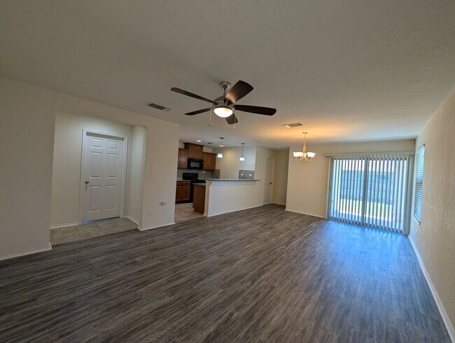 Building Photo - 4/2 in West Village at Creekside / Fenced ...