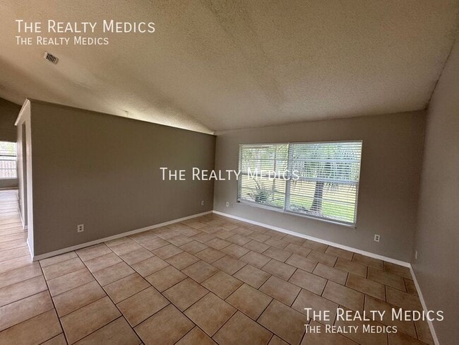 Building Photo - 1004 N Magee Creek Ct