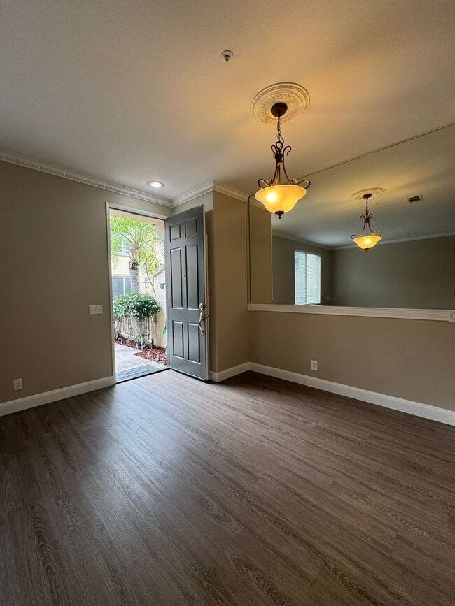 Building Photo - 3 Bed 2.5 Bath Townhome in Orange