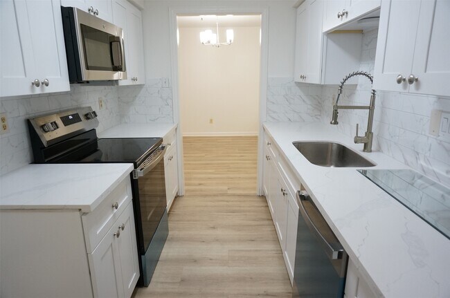 Building Photo - 7400 Bellerive Dr
