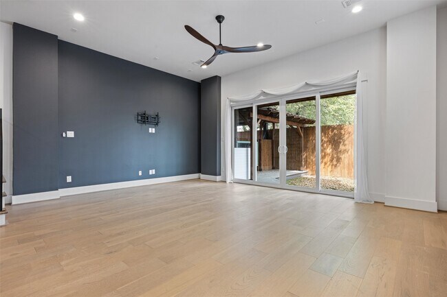 Building Photo - 1136 Adele St