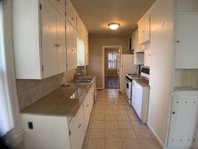Building Photo - Huge 3 Bedroom OKC - Great Neighborhood