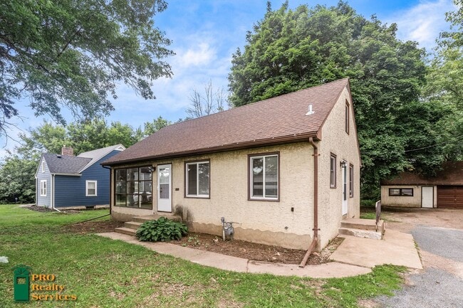 Building Photo - 2 Bedroom Home in Maplewood