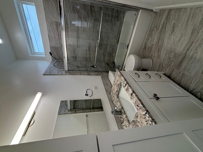 Building Photo - 839 N Winchester Ave