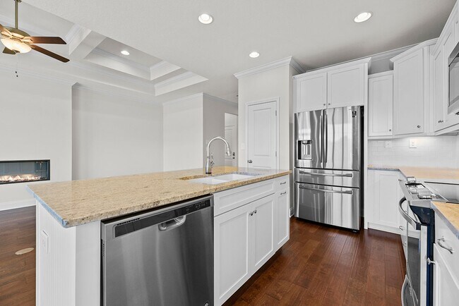 Building Photo - MAINTENANCE FREE, LUXURY TOWNHOME IN FARRA...