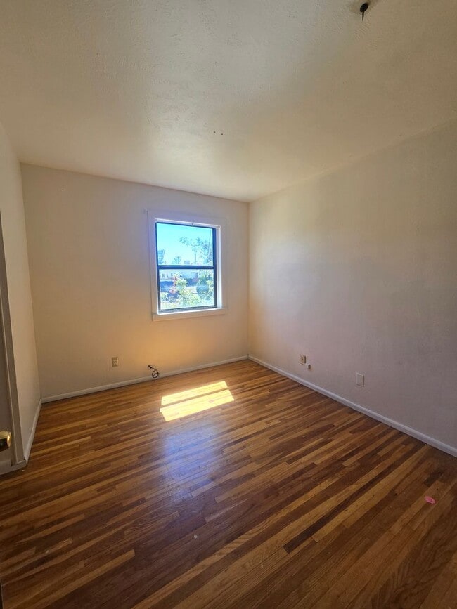 Building Photo - 3 BEDROOM ON LYNWOOD