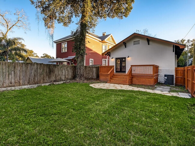 Building Photo - 419 E 3rd St