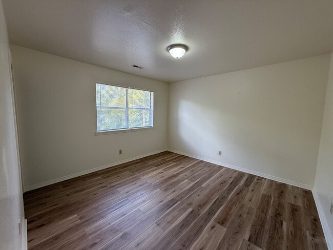 Building Photo - Last 2BR unit at Green Oaks