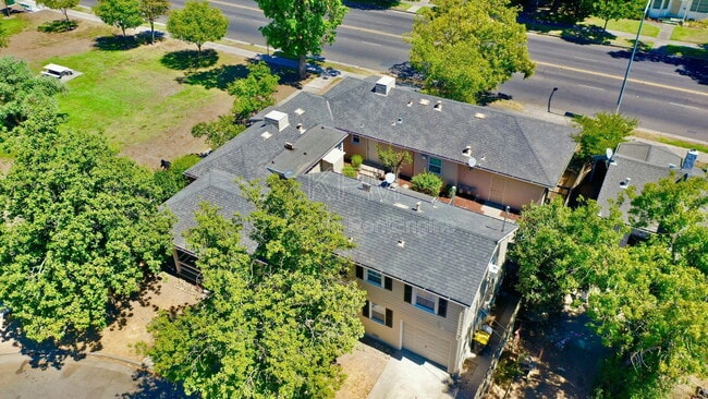 Building Photo - 401 W Mariposa Ave