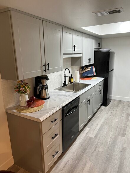 Building Photo - 1143 E Sandpiper Dr