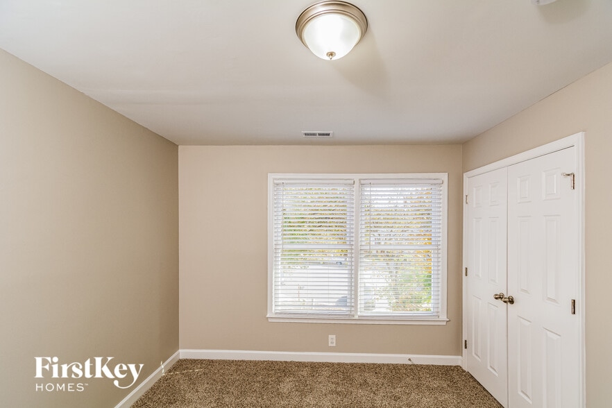 Building Photo - 701 Whitby Ct