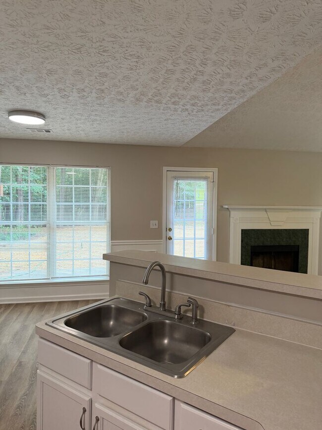 Building Photo - 3 Bedroom 2 Bathroom Ranch Home