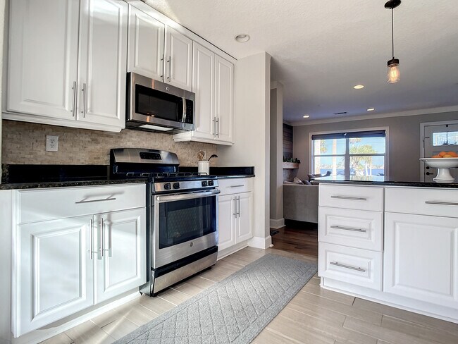 Building Photo - 762 S Beach St