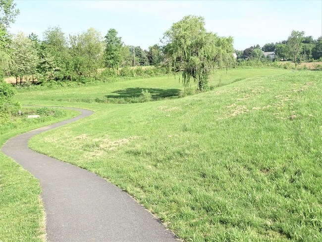 Building Photo - 200 Holly Tree Rd