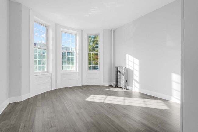 Building Photo - Spacious and Bright Renovated Parlour 2 BR/1BA with  Exclusive Backyard Access