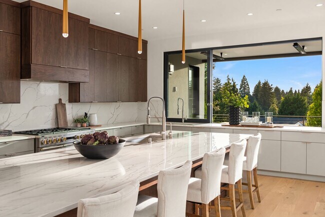 Building Photo - 7Bd/6Ba Bellevue Home