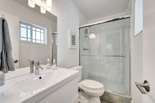 Building Photo - 929 SW 18th Ct