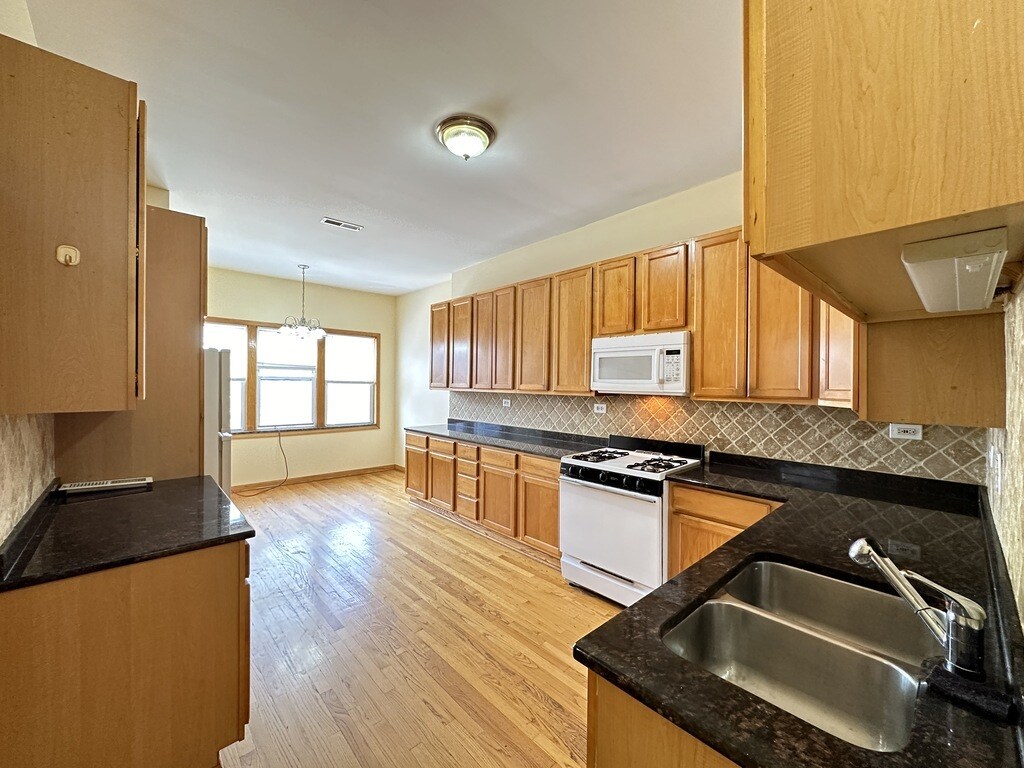 Building Photo - 2136 W Chicago Ave
