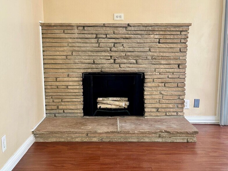 Building Photo - 1375 N Sunflower Ave