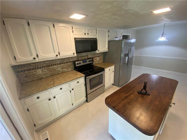 Building Photo - 2800 Davis Rd